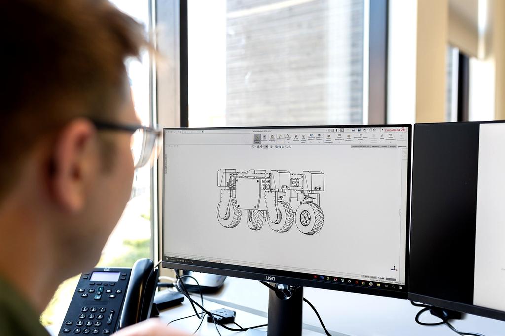 A professional monitor displaying 2K resolution graphics